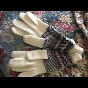 isotoner Accessories - Isotoner gloves for women NWT isotoner Accessories - Isotoner gloves for women NWT